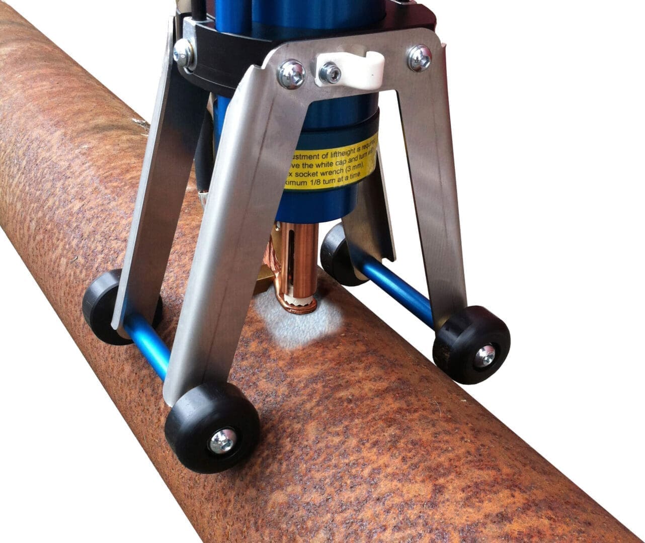 Magnetic pipe cutter on rusty steel pipe